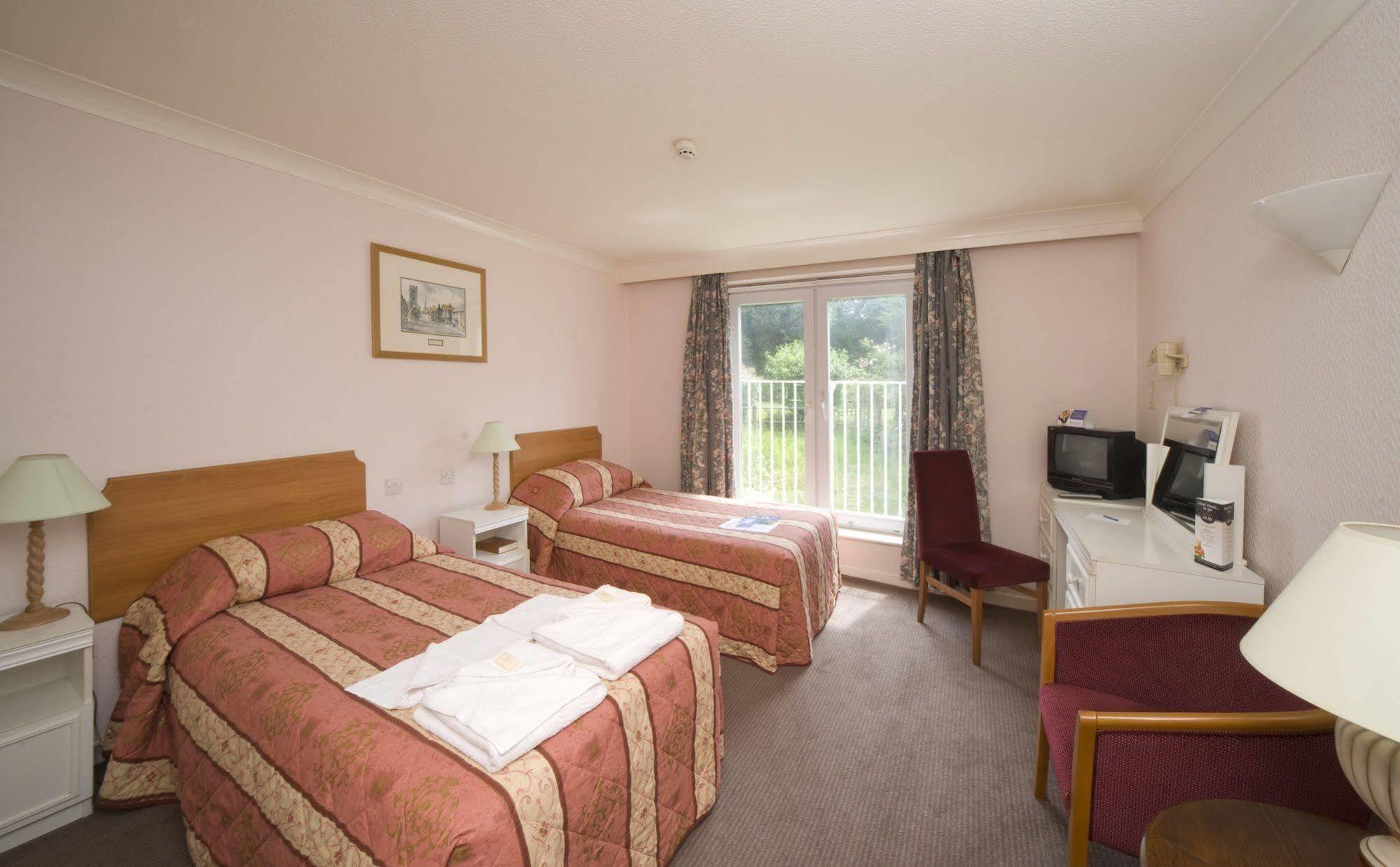 The Broadway Park Hotel Sandown Exterior photo
